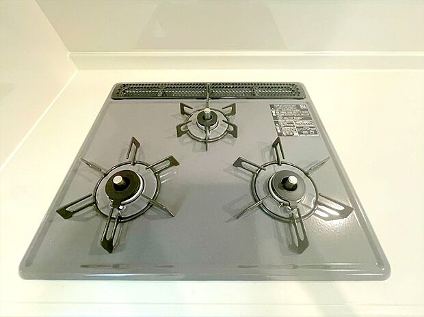 【【3口コンロ】 】凹凸が少ないフラットトップコンロ。お掃除もラクラクです。