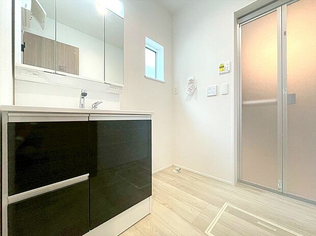 【【三面鏡付洗面台】】大きな三面鏡がついた洗面化粧台。鏡の裏にも収納があり洗面台がすっきりと片付きます