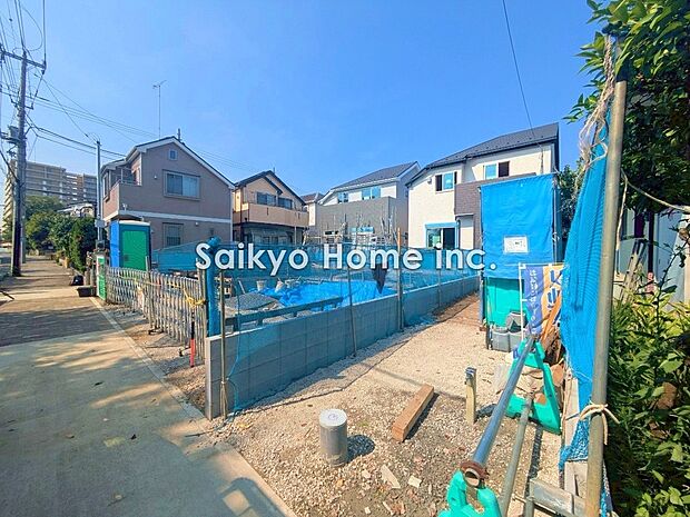 【前面道路含む現地写真】前面道路は5メートル。駐車が苦手な方にも嬉しい住まいです。