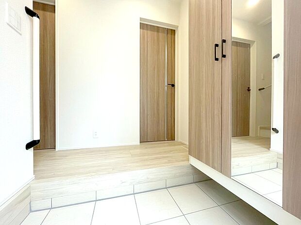 【玄関】お家に出会う人々を出迎える玄関だからこそ、広々清潔感あふれる空間にしたいもの。採光にも配慮されていますので。、毎日明るい空間をキープします。