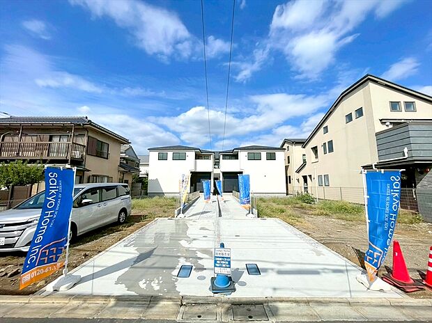 【カースペース】カースペースはコンクリート仕上げ。雨の日も足元は気になりません！