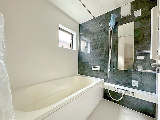 【浴室】お子様と一緒にバスタイムを楽しめる広々空間。浴室乾燥機付で心地よいバスタイムを実現します！