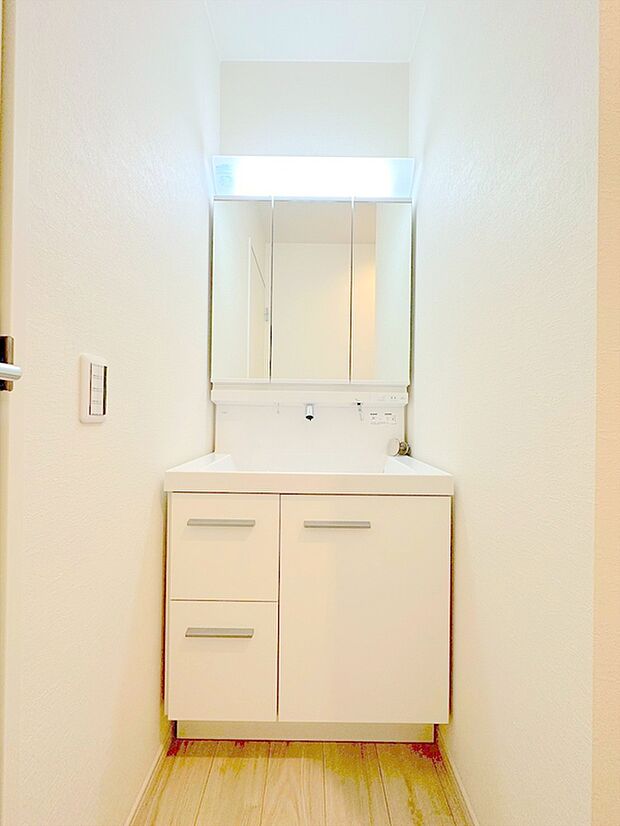 【【三面鏡付洗面台】】大きな三面鏡がついた洗面化粧台。鏡の裏にも収納があり洗面台がすっきりと片付きます