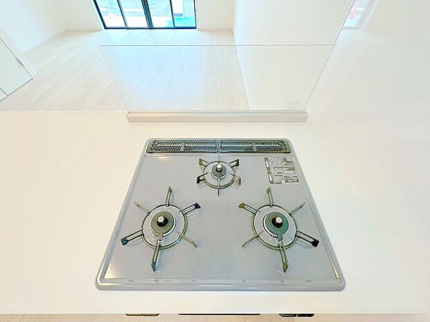 【【3口コンロ】】 凹凸が少ないフラットトップコンロ。お掃除もラクラクです。