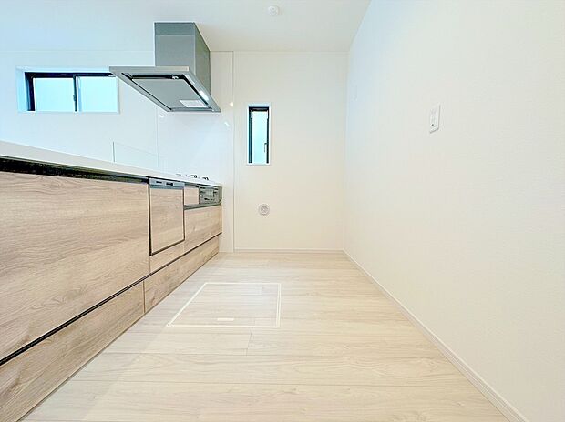 【キッチン】食器洗浄乾燥機、ビルトイン浄水器が装備された対面式カウンターキッチン。リビングが見渡せる設計は、小さなお子様がいるご家庭でも料理をしながら様子が伺える安心設計