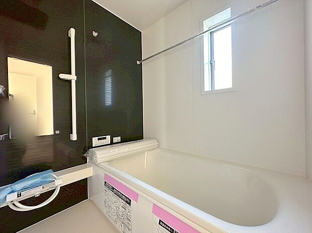 【浴室】お子様と一緒に、また一人でしっかり足を伸ばしてゆっくり・・もOKなゆったりお風呂！雨の日のお洗濯物の乾きに…浴室乾燥機機能もついております