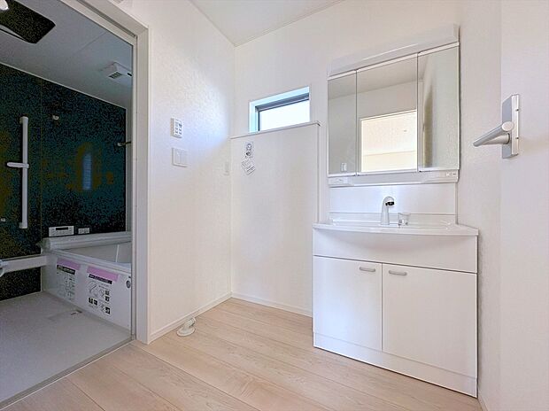 【洗面台】シンプルなデザインの洗面化粧台は使いやすく、お掃除も楽です。鏡の裏はすべて収納になっているので、ドライヤーなどすっきりと片付きます。