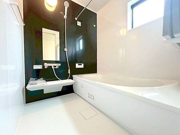 【浴室】ゆったりと足を伸ばせる一坪タイプの浴室です。浴室換気乾燥機付きですので、カビの発生も抑制出来ます。
