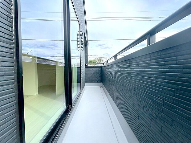 【バルコニー】陽当りの良いバルコニー。心地よい風が吹き込み洗濯物だけでなく、お布団もふっかふかです。
