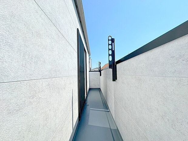 【バルコニー】お洗濯ものや布団を干したりするのに十分なスペースを取ったバルコニーは大変便利です。