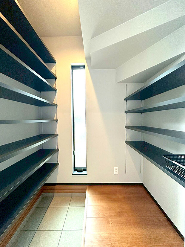 【【シューズインクローゼット】】靴だけでなく、傘やベビーカーなどの外用品を収納でき、玄関がすっきりと片付きます。