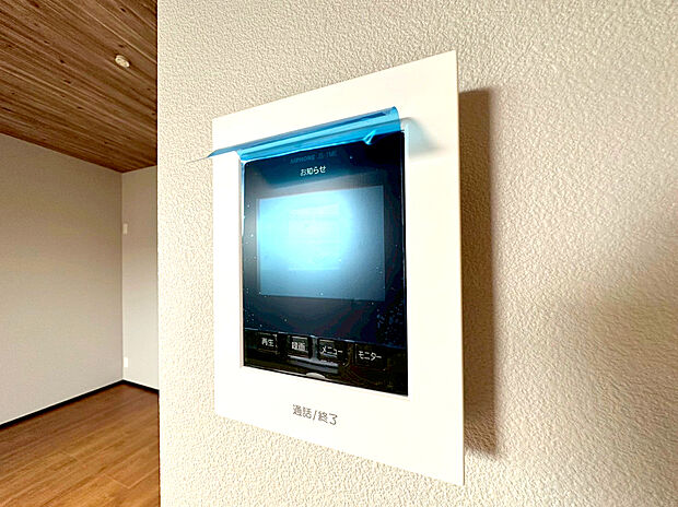 【【モニター付きインターホン】】玄関を確認しなくても誰が来たのかすぐわかります。訪問者を確認してから会話することができますので安心して対応できます。