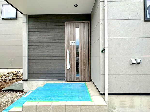 【玄関】玄関はおうちの顔です。いつも明るくキレイな状態でご家族の帰りをお待ちします。お子様のお留守番にも安心なTVモニター付インターホン完備です。
