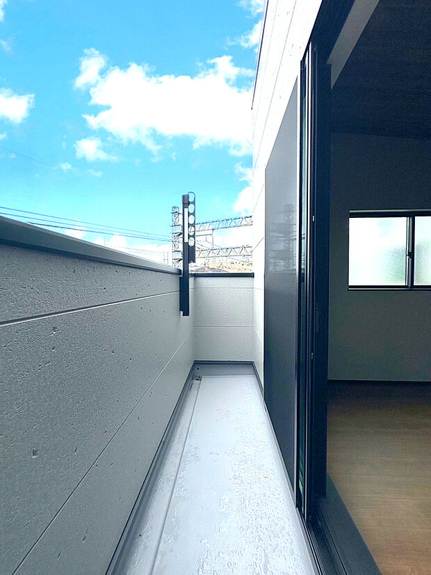 【バルコニー】陽当りの良いバルコニー。心地よい風が吹き込み洗濯物だけでなく、お布団もふっかふかです。
