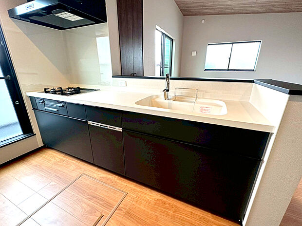 【キッチン】リビングにいる家族とコミュニケーションがとりやすい、人気のカウンターキッチンを採用。小さなお子さんがリビングにいても目が届くので安心。来客時には会話を楽しみながらお料理もできます。