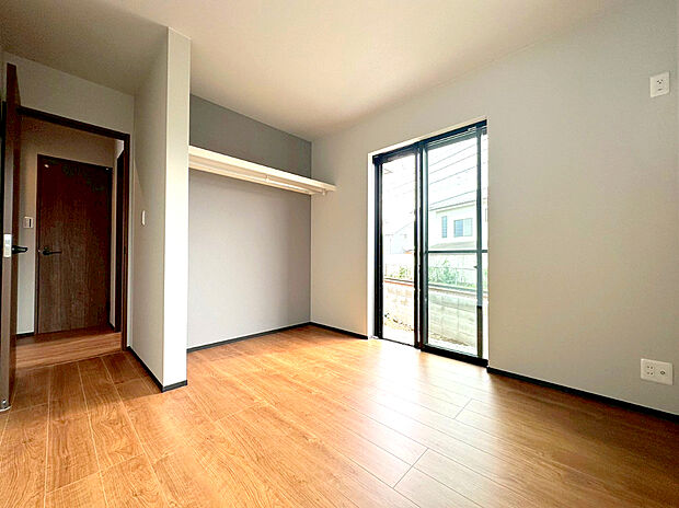 【居室】ゆったりとくつろげる落ち着いたプライベートルーム。静かな環境でリラックスタイムを過ごせます。