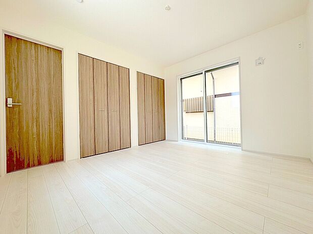 【居室】ゆったりとくつろげる落ち着いたプライベートルーム。静かな環境でリラックスタイムを過ごせます。
