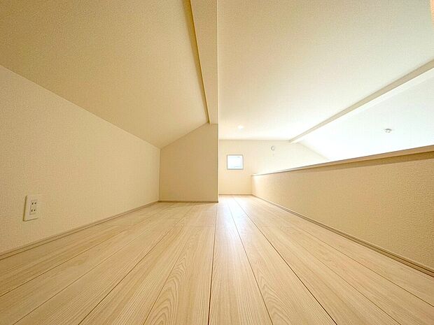 【【ロフト】】夏冬の季節の冷暖房用具や、めったに使わない家財道具などをたくさん収納して広々としたスペースを。