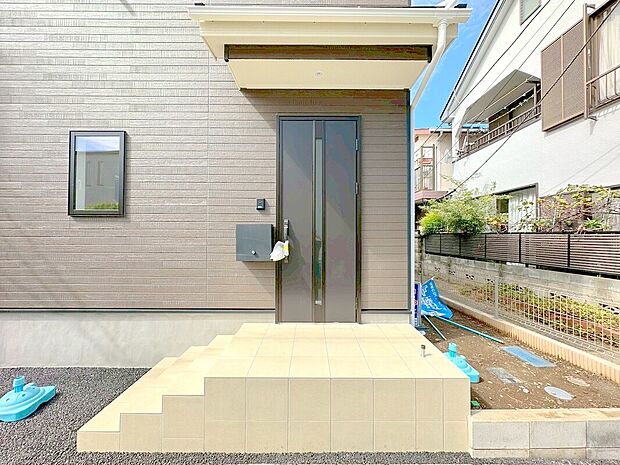 【玄関】お家に出会う人々を出迎える玄関先だからこそ、広々清潔感あふれる空間にしたいもの。毎日明るい空間をキープします。