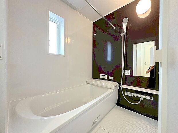 【浴室】窓付きのバスルームは、採光もあり明るく気持ちの良い空間です。窓があることで日中の入浴も気持ちよくお使い頂けそうです！換気環境も良好。掃除もスムーズに出来ます。