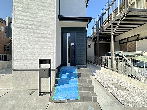 【玄関】住宅性能表示制度取得物件！LDKは16.5帖！主寝室は7帖のゆったりとした間取りです。2025年10月下旬の完成を目指しています。