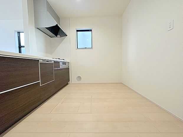 【キッチン】キッチンからリビング全体を見渡せるので、小さなお子様がいらしても様子を見ながら家事ができますね