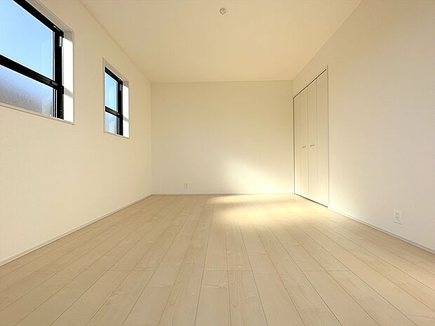 【居室】明るく開放感のある洋室。十分にお一人で快適に過ごせる空間となっております。趣味や勉強などに励めます。