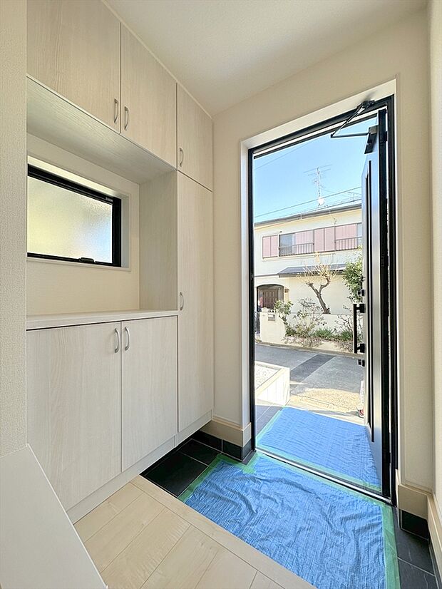 【玄関】玄関には大きいサイズの靴箱を設置。