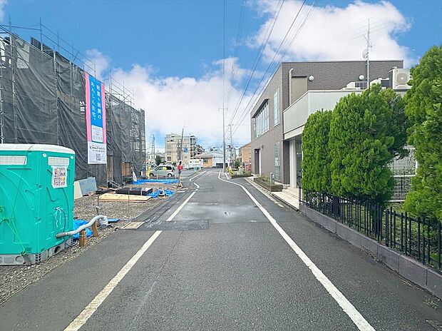 【前面道路含む外観】前面道路は北側6ｍ！低層地区の静かな街並みが広がります。