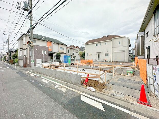 【現地外観写真】風通しや採光にも気を配った設計のお家は、快適な住環境をお約束します。
