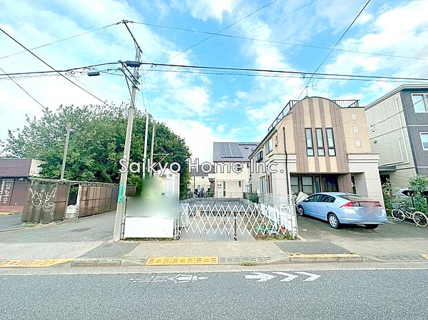 【現地外観写真】周囲にはスーパーをはじめとした買い物施設も揃っています。住みやすさと利便性を兼ね備えた環境です。