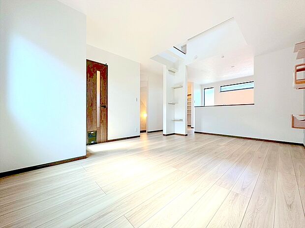 【リビング】一日の中で多くの時間を過すことになるリビングダイニングだからこそ、いつも穏やかな空間であることが必然。爽やかな通風と採光を存分に感じる事が出来る空間です。