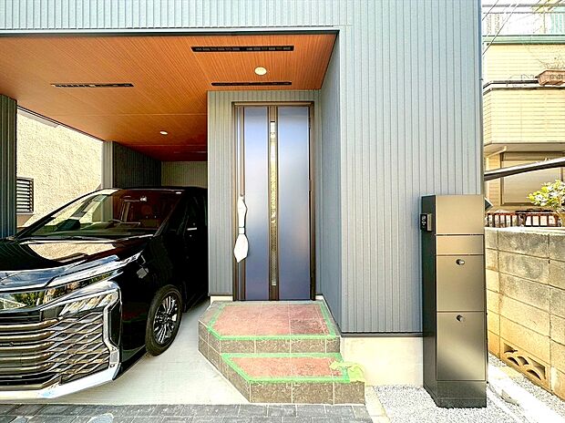 【玄関】お家に出会う人々を出迎える玄関先だからこそ、広々清潔感あふれる空間にしたいもの。毎日明るい空間をキープします。