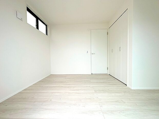 【居室】明るめのフローリングですので、壁紙ともマッチし、お部屋を更に広く見せてくれる効果も。