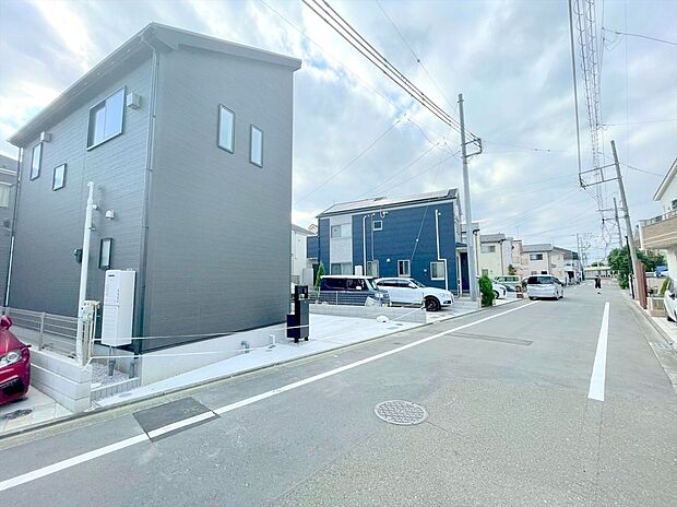【前面道路含む現地写真】周囲にはスーパーをはじめとした買い物施設も揃っています。住みやすさと利便性を兼ね備えた環境です。