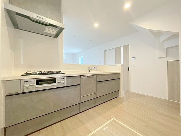 【キッチン】キッチンに立った位置から、リビングにいる家族に目線が届く見守りキッチン！