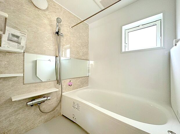 【浴室】一日の疲れを癒しながら、お子様と一緒にバスタイムも楽しめる清潔感あふれる浴室です。浴室は換気・乾燥・暖房機能付きなので、雨の日のお洗濯や寒い冬でも1年中快適です。
