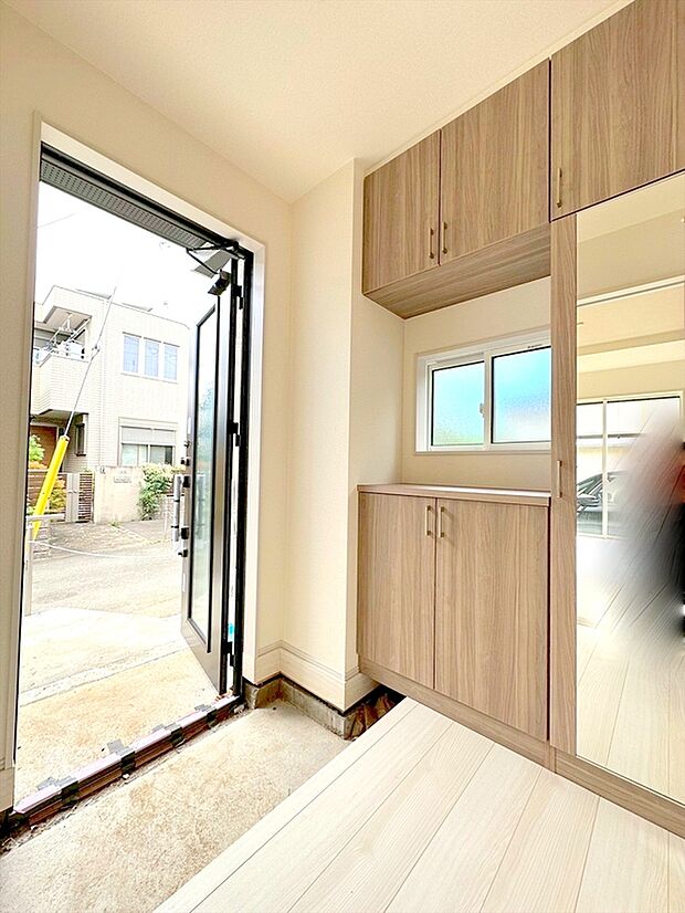 【玄関】玄関は清潔感のある空間にしたいもの。ご家族が多いご家庭にはとても便利なたっぷり収納できるシューズボックス付きです。