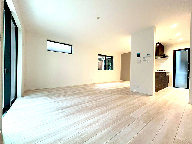 【床暖房】リビングには床暖房を標準で完備します。空気を汚さずに室内を快適な温度に保ちますので、小さなお子様やご年配の方にも安心です。
