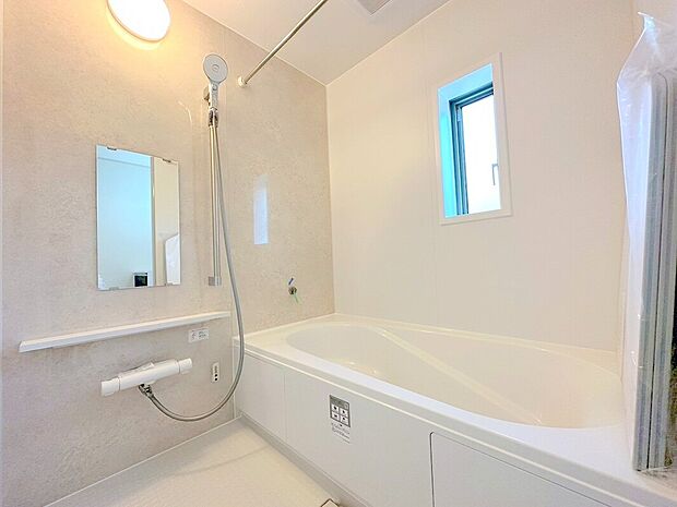 【浴室】一日の疲れを癒しながら、お子様と一緒にバスタイムも楽しめる清潔感あふれる浴室です。