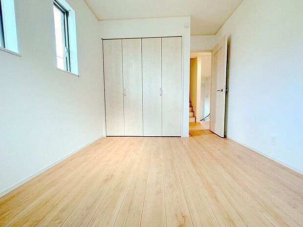 【【複層ガラス(Low-eガラス）】】 空気層が一般複層ガラスサッシの2倍の遮熱効果を発揮します。夏の強い日差しをカットし、冷房効果を高めます