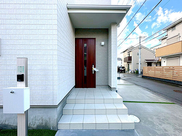 【玄関】玄関はおうちの顔です。いつも明るくキレイな状態でご家族の帰りをお待ちします。お子様のお留守番にも安心なTVモニター付インターホン完備です。
