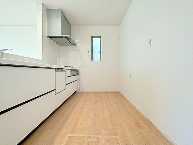 【キッチン】家族が集まるリビングダイニングキッチンは自然とコミュニケーションが取れる設計となっております。
