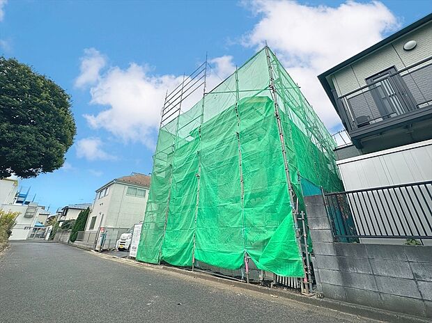 【現地写真】周囲にはスーパーをはじめとした買い物施設も揃っています。住みやすさと利便性を兼ね備えた環境です。