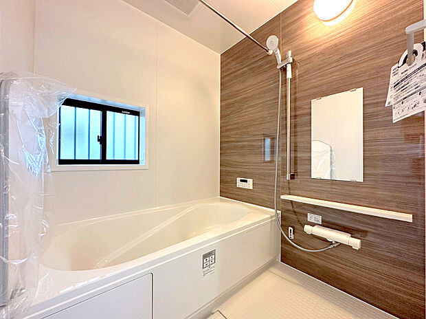 【浴室】浴室暖房換気乾燥機付き、1坪タイプのユニットバス。スタイリッシュなデザインにお手入れのしやすさも兼ね備えました。