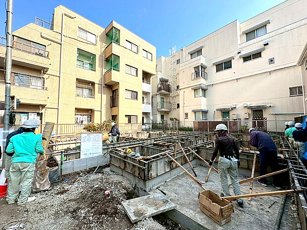 【現地外観】2号棟の現地写真。3LDKSビルトイン車庫で愛車を守ります！2階LDKは20.75帖でゆったり！我が家の落ち着く空間です。