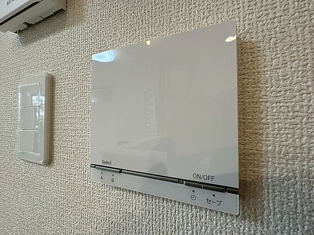 【床暖房】LDKには空気を汚さず室内をクリーンに暖める床暖房を設置。足元からじんわり暖めてくれます