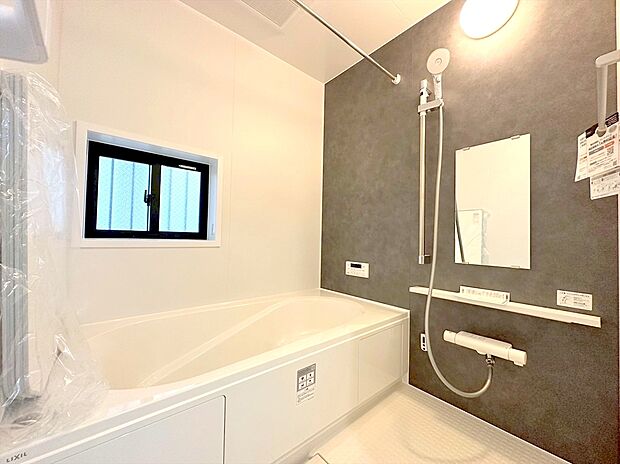 【浴室】浴室乾燥機、ランドリーパイプも設置されており、雨の日や花粉の時期のお洗濯物の乾燥にご利用頂けます。