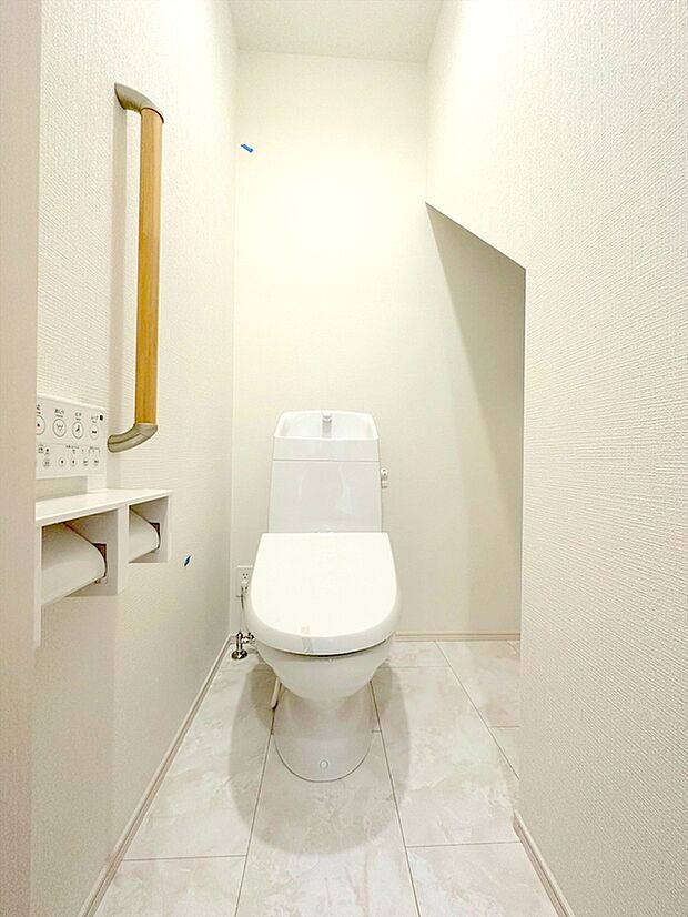 【ウォシュレット付きトイレ】快適な温水清浄便座付。いつも使うトイレだからこそ、こだわりたいポイントですね。
