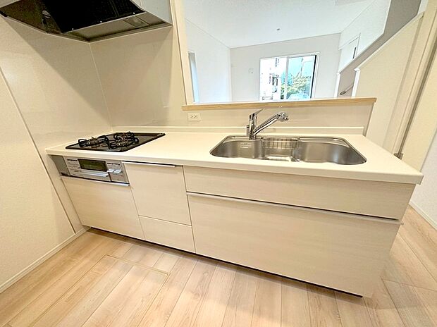 【キッチン】オープンカフェスタイルが特徴的なキッチン。開放感はもちろん、お子様から目を離さずにお料理出来るため奥様方に大好評。